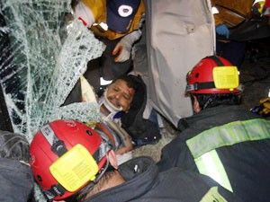 Kamyonette sıkışan sürücü 1 saatte kurtarıldı