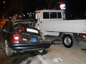 Otomobil park halindeki araçlara çarptı: 3 yaralı