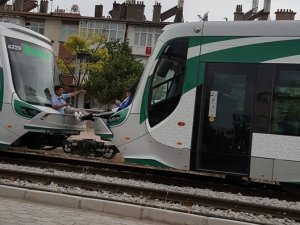 Tramvayda tehlikeli yolculuk!
