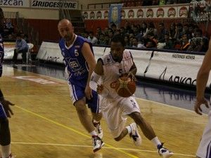 Üniversite zirveyi bırakmadı: 69-63