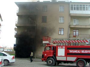 Apartmanın zemin katında yangın çıktı