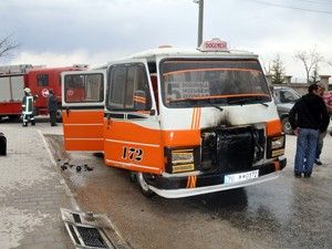 Seyir halindeki hat minibüsünde çıkan yangın korkuttu