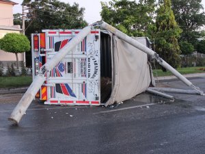 Seyir halindeki kamyonun üzerine beton direk devrildi