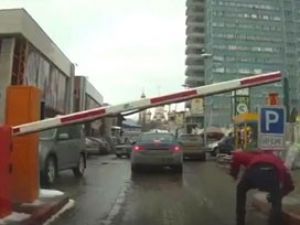 Dalgın yayanın kafasına bariyer çarptı