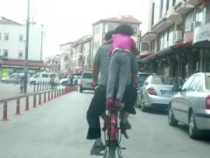 Baba ve 3 Çocuğunun Tehlikeli Bisiklet Yolculuğu
