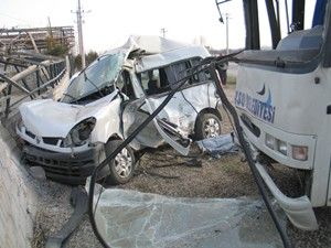 Eşini hastaneye götürürken kaza yaptı