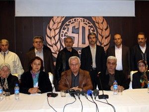 Konyalı umreciler, havaalanında bekletilmelerine tepki gösterdi