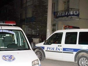 26 Yaşındaki genç evinin salonunda ölü bulundu