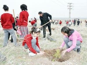 Öğrenciler Meramda fidan diktiler