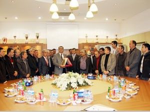 Altınekin heyetinden Recep Konuka plaket
