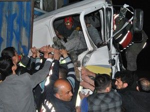 Tır kamyona çarptı: 2 yaralı