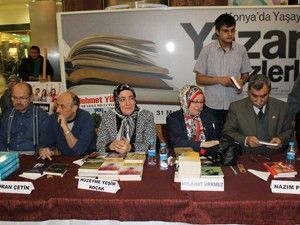 Yazarlar imza günü ve sergide buluştu