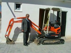 Tavşançalı'ya 5 dakikada mezar yeri kazan makine