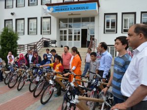 Seydişehir'de başarılı öğrencilere bisiklet dağıtıldı