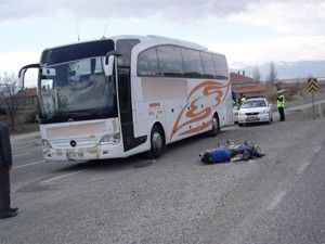 Otobüs motosiklete çarptı: 1 ölü