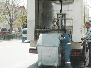 Selçuklu'da konteynırlar ilaçlanıyor