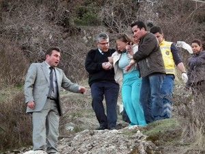 Genç kız kayalıktan atlamak istedi