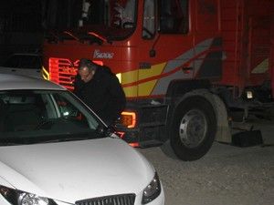 Kiraladıkları otomobille akü çaldıkları iddiasıyla yakalandılar