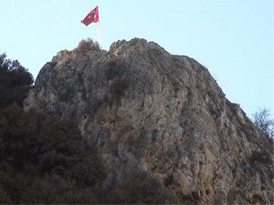 Liseli kız kayalıktan atladı