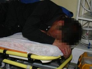 Başına taşla vurdukları genci yola attılar