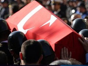 Arkadaşının vurduğu er toprağa verildi