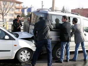 Üstgeçitte 6 araç birbirine girdi