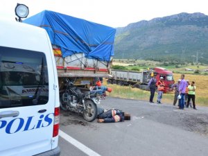 Tır’a Çarpan Motosiklet Sürücüsü Hayatını Kaybetti