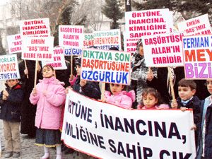 Zalime ayakkabı fırlatın