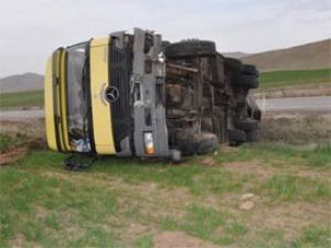 Aksaray'da tanker devrildi: 2 yaralı