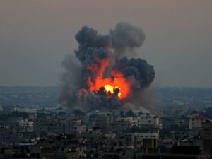 İsrail Kadir Gecesi'nde Gazze'yi bombaladı