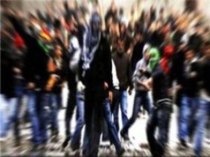 PKK'lı provokatörler taş yağdırdı