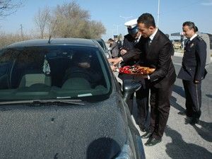 Karaman Emniyetinden sürücülere kek ve çikolata