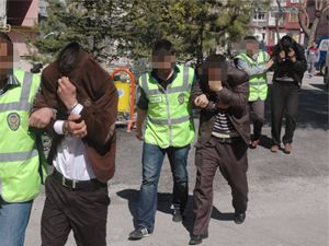 Arkadaşlarıyla çalıştığı işyerini soydu