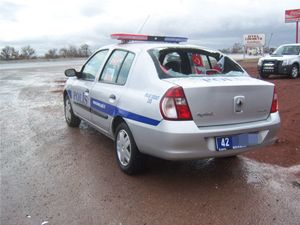 Çarptığı sürücüye sinirlendi, polis aracının camını kırdı