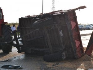 Otomobil römorka çarptı: 3 ölü