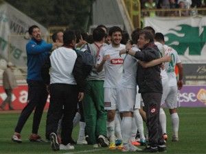 Konyaspor galibiyeti sahada kutladı