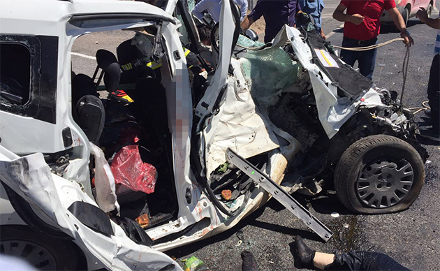 Hafif Ticari Araç Tır’a Çarptı: 4 Ölü