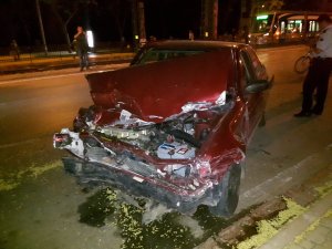 Otomobil Demir Korkulukları Çarptı:1 Yaralı