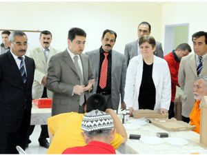 Engellilere ahşap boyama kursu