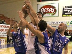 Selçuk, liderliği garantiledi: 81-70