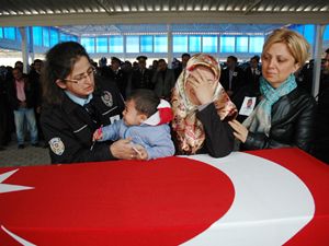 Şehit polisin cenazesi memleketinde toprağa verildi