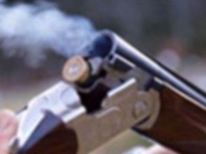 Kazayla 2 arkadaşını vurdu