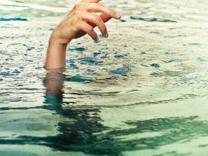 Boğulmaktan son anda kurtarıldı