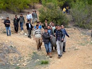 Köprüden geçerken dereye düşen iki genç kız boğuldu