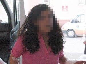 Ayrı yaşadığı eşini bıçakladı