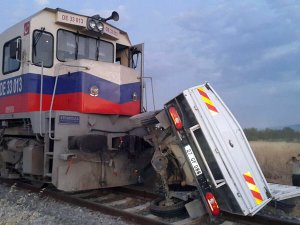 Tren Hemzemin Geçitte İşçi Dolu Kamyonete Çarptı: 2 Ölü, 4 Yaralı