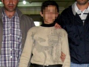 Hırsızlık için girdiği evde karşısına çıkan ev sahibini bıçakladı