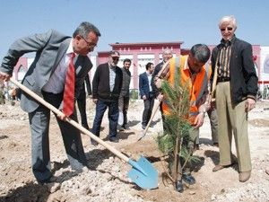 Konya'nın merkez Karatay ilçesinde emekliler fidan dikti