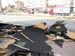 Uşak'ta fırtına çatıları uçurdu
