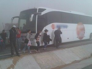 Hava kararmadan yolu açmaya çalışıyorlar